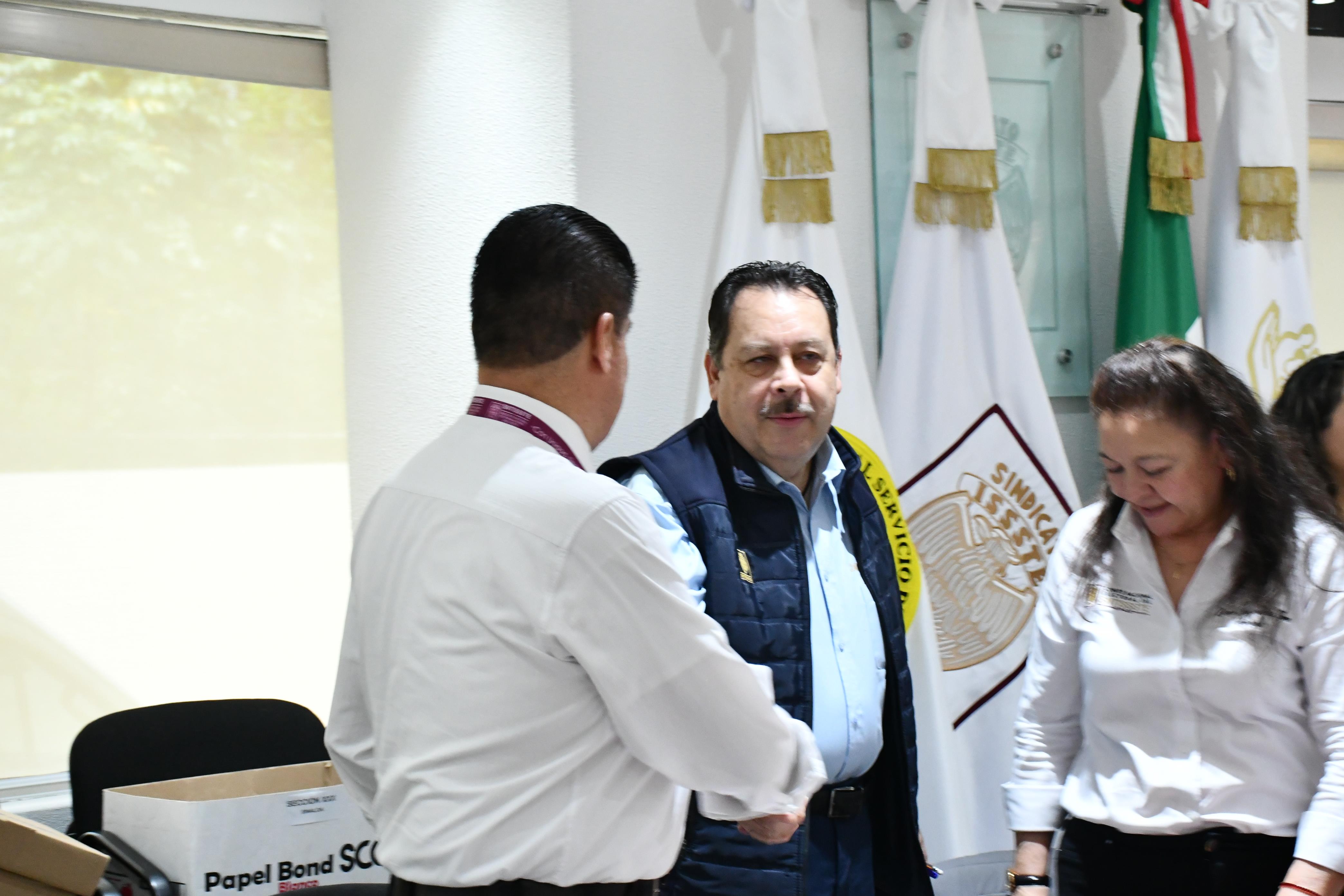 El Químico Roberto Javier Gómez Gómez saluda a integrantes del Comité Nacional Electoral y Secretarios Generales 